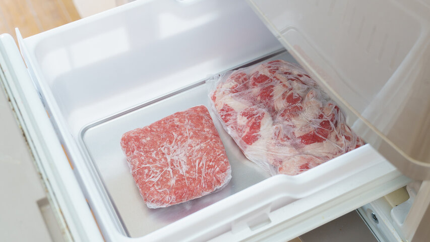 空気に触れないようラップと保存袋で冷凍した牛肉