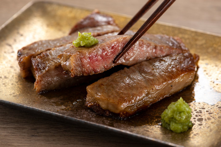 美しく盛り付けられたステーキ