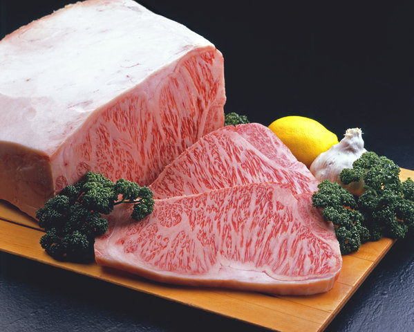 適度なサシが入り、濁りのない美しい赤身を持つ宮崎黒牛のステーキ肉の断面