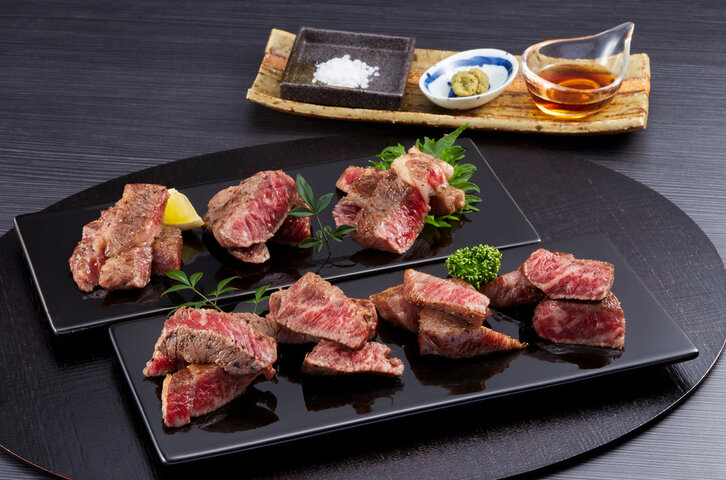 サーロインとランプなど、特徴の異なる部位を組み合わせたステーキ肉の食べ比べセット